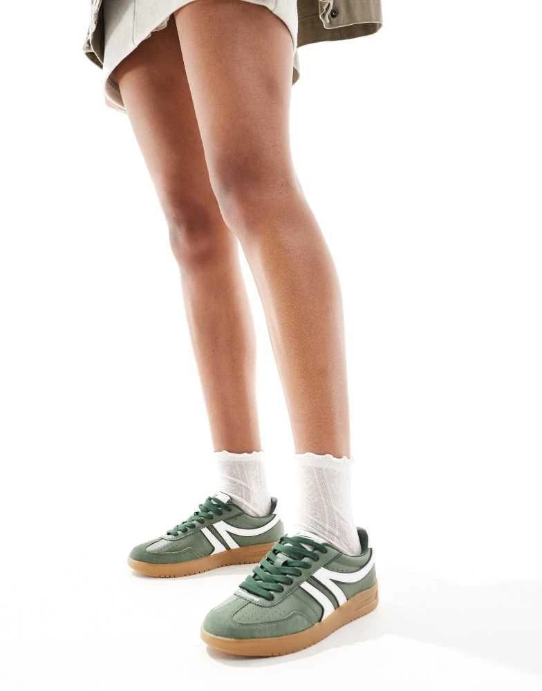 Pull&Bear Pull&Bear retro trainers with gum sole in green 4