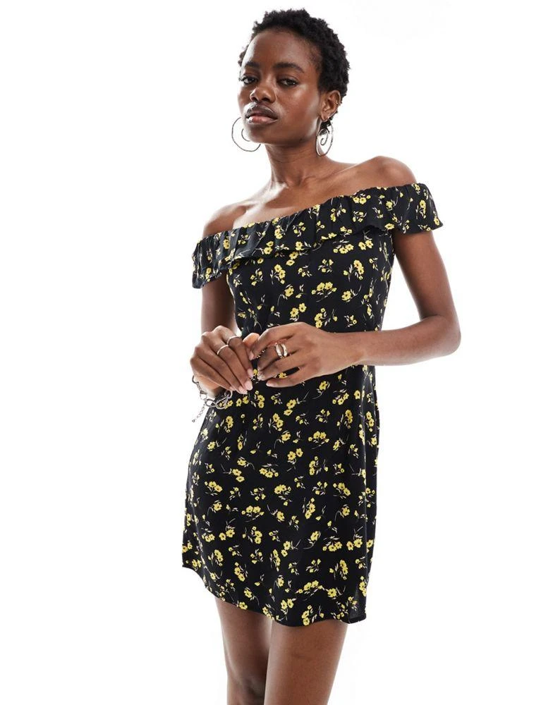 Shop Motel Exclusive yudia off-shoulder buttercup print mini dress in black  and yellow on Sale at BeyondStyle  Get 65% Off Motel Exclusive yudia  off-shoulder buttercup print mini dress in black and
