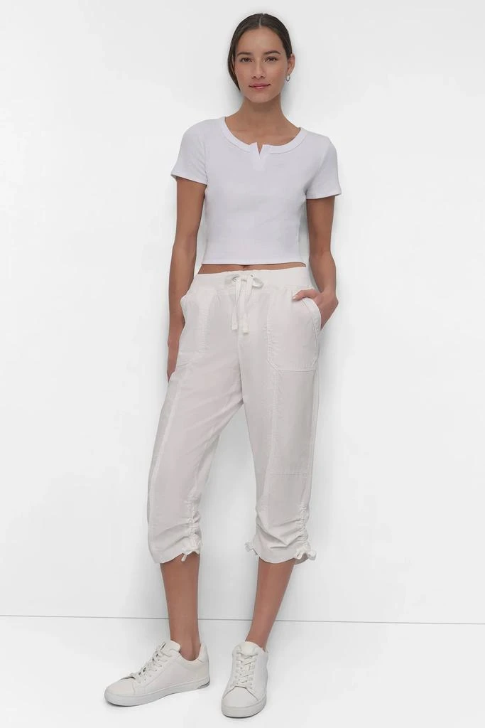 DKNY CROPPED NOTCH NECK PERFORMANCE TEE 8