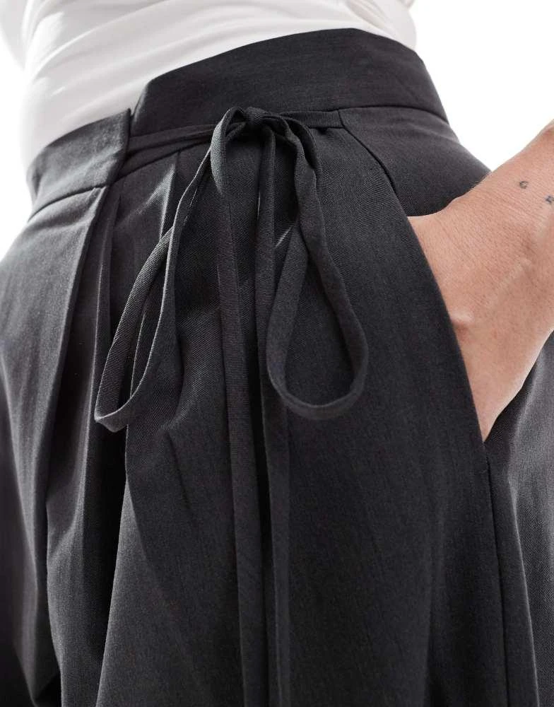 ASOS ASOS DESIGN Curve tailored wide leg trousers with wrap tie detail in grey 2