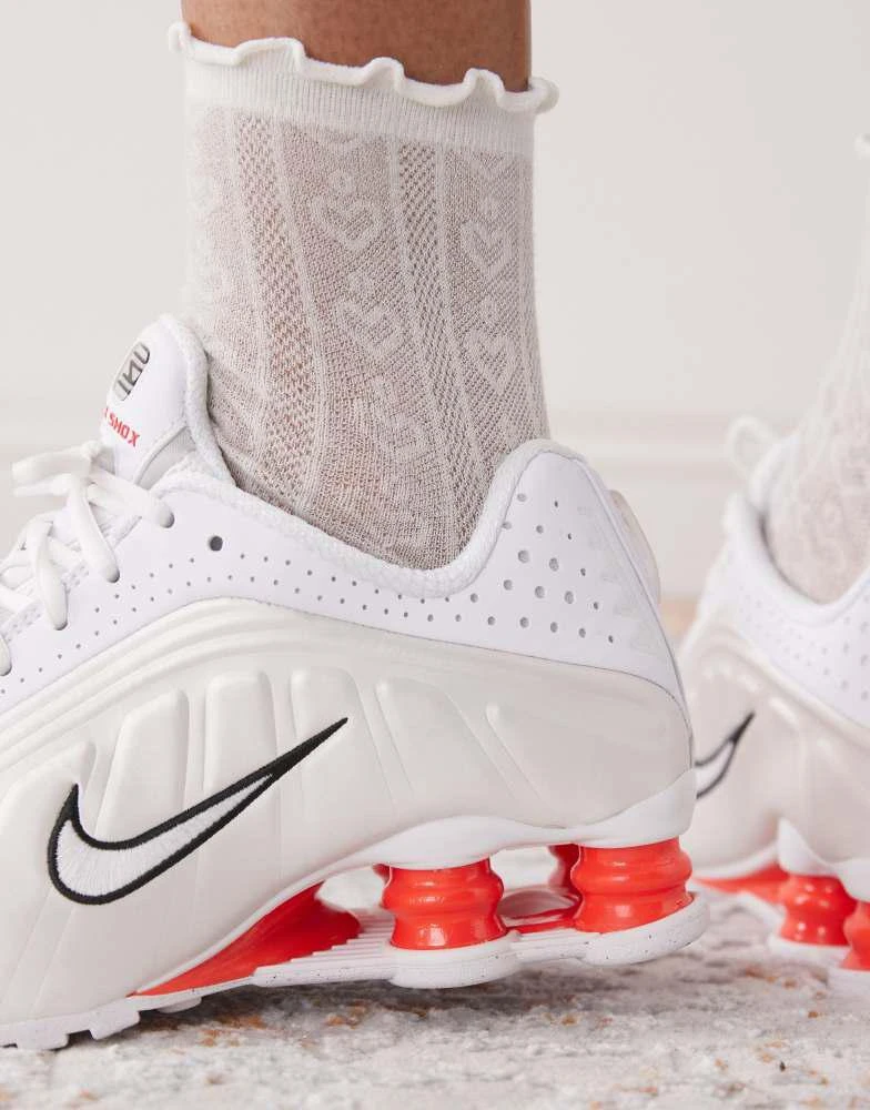 NIKE Nike Shox R4 trainers in white and red 4