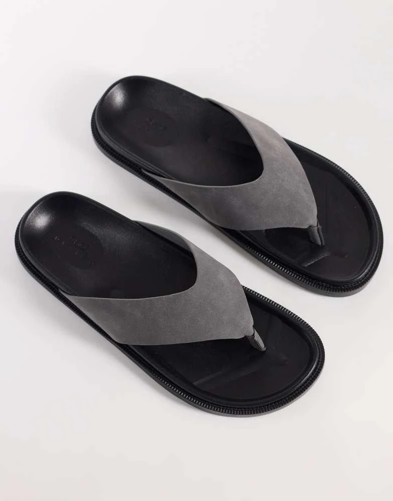 ASOS ASOS DESIGN classic flip flops in charcoal 2