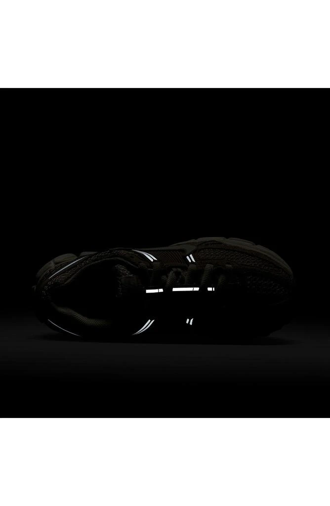 NIKE Zoom Vomero 5 Sneaker 9