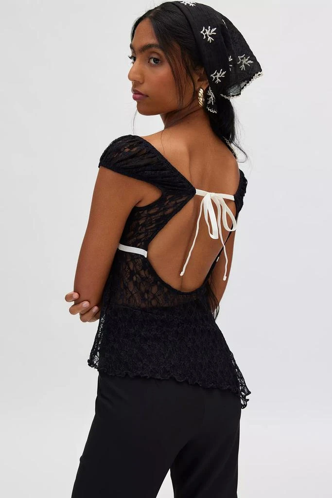 Kimchi Blue Kimchi Blue Penelope Lace Keyhole Back Asymmetric Top 1