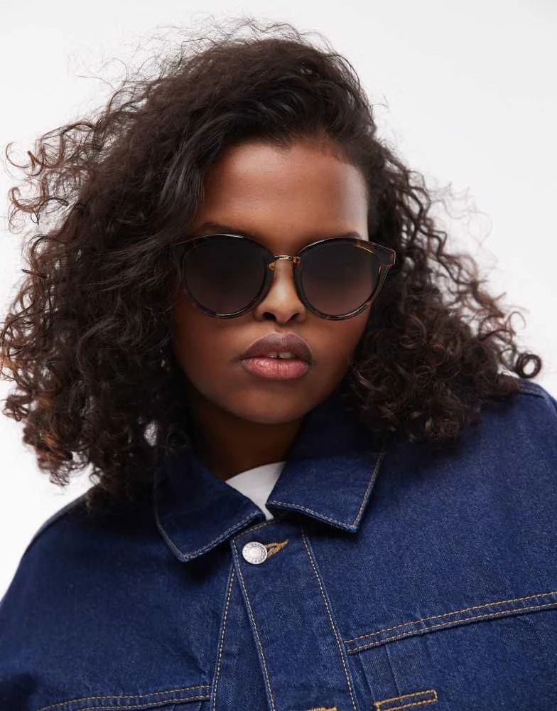 Shop Le Specs influx round sunglasses with gold detail in  display picture 3