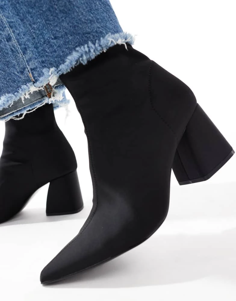Stradivarius Stradivarius heeled ankle boot in black with chunky heel 4