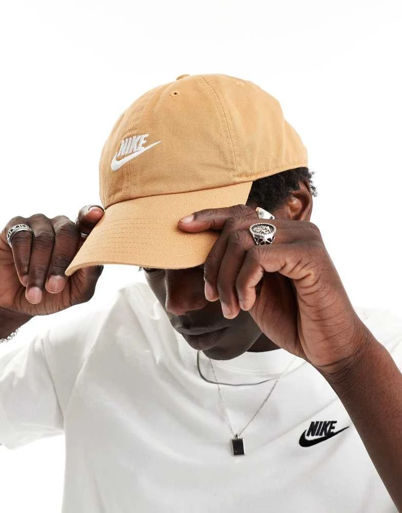 NIKE Nike Club cap in flax borwn 1
