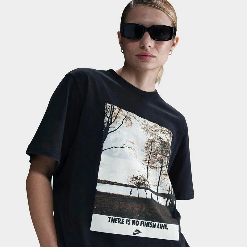 NIKE Women
s Nike Sportswear Short-Sleeve Run Photo Graphic T-Shirt 3