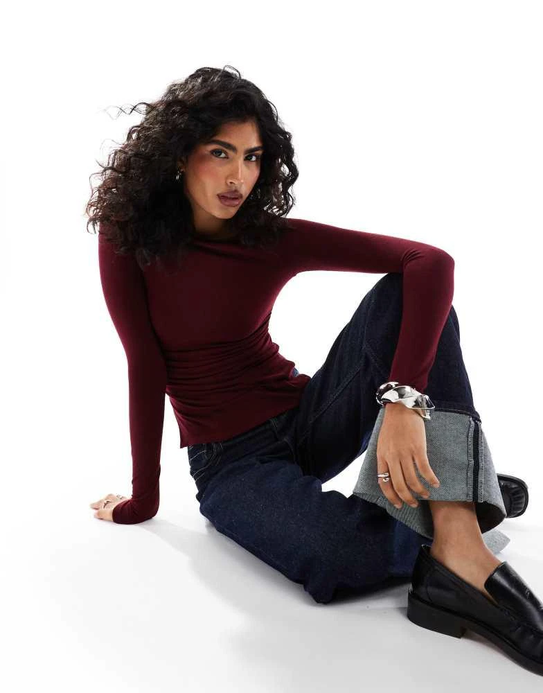 Bershka Bershka ruched side long sleeve t-shirt in burgundy 2