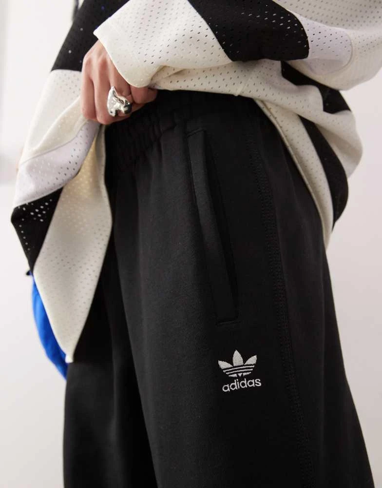 Adidas adidas Originals Essentials joggers in black 5