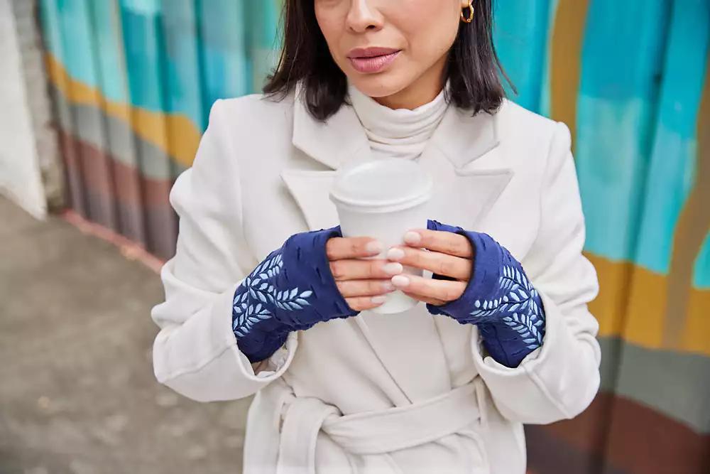 Feelgoodz Women s Artisan Crafted Fleece Lined Trellis Fingerless Jersey Gloves