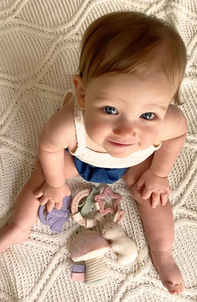 Itzy Ritzy Kids
 Pastel Teether Busy Ring 5