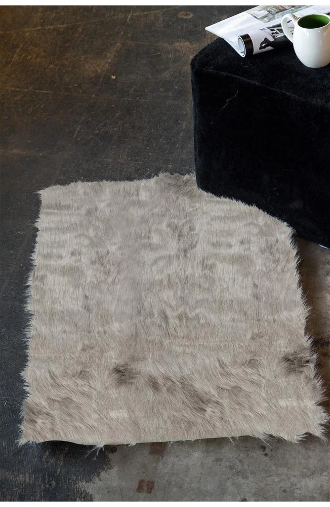 LUXE Faux Fur Hudson Rectangular Rug - 2ft x 3ft - Grey 4