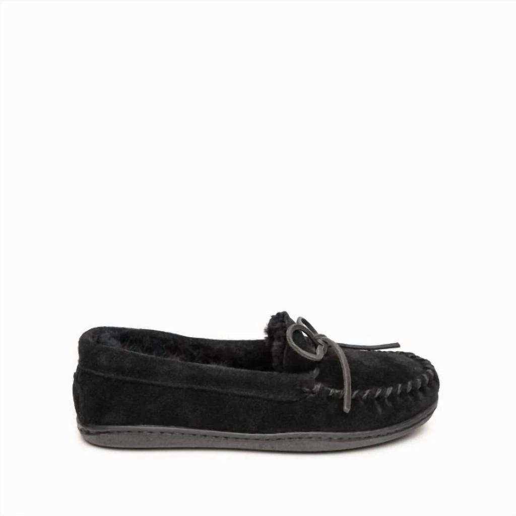 Minnetonka Women's Sheepskin Hardsole Moccasins In Black 2