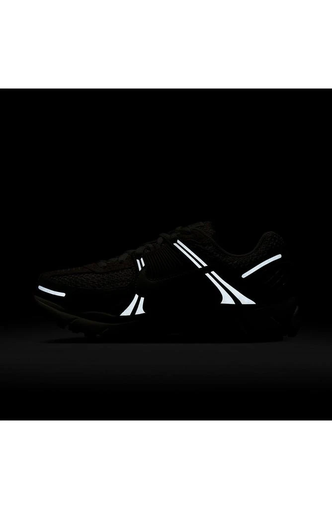 NIKE Zoom Vomero 5 Sneaker 10