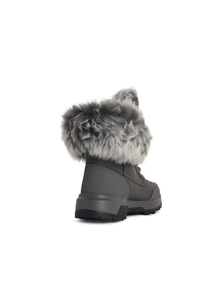 UGG  display picture 3