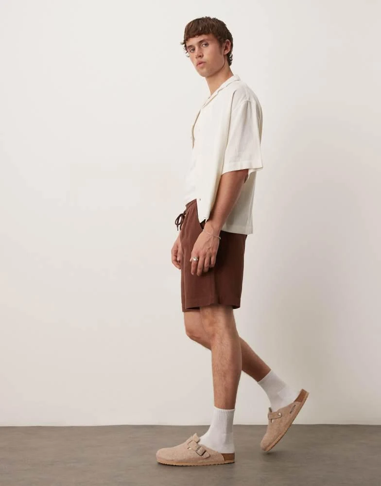 ASOS ASOS DESIGN baggy pull on shorts in brown linen rich 2