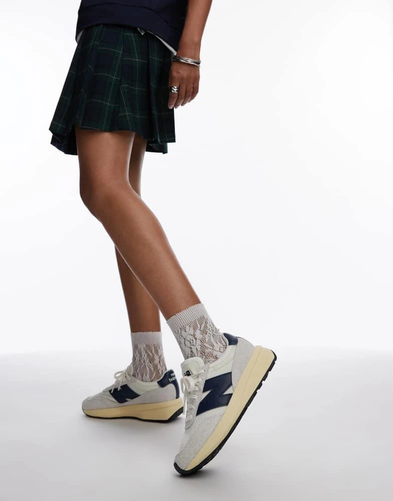 New Balance New Balance 370 trainers in white and navy 1
