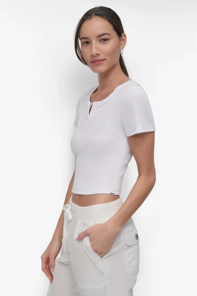DKNY CROPPED NOTCH NECK PERFORMANCE TEE 3