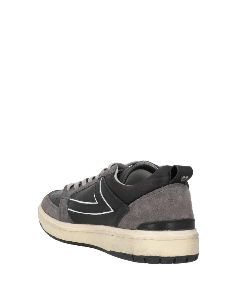 HTC Sneakers 3