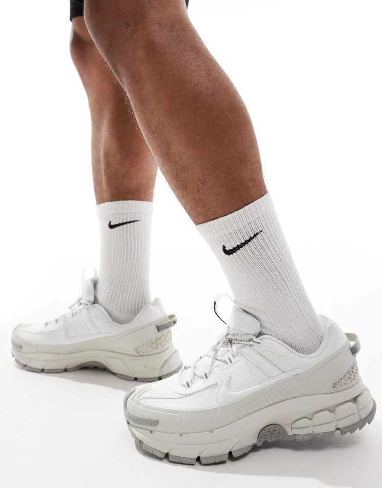 NIKE Nike Zoom Vomero 5 Roam trainers in white and grey 4