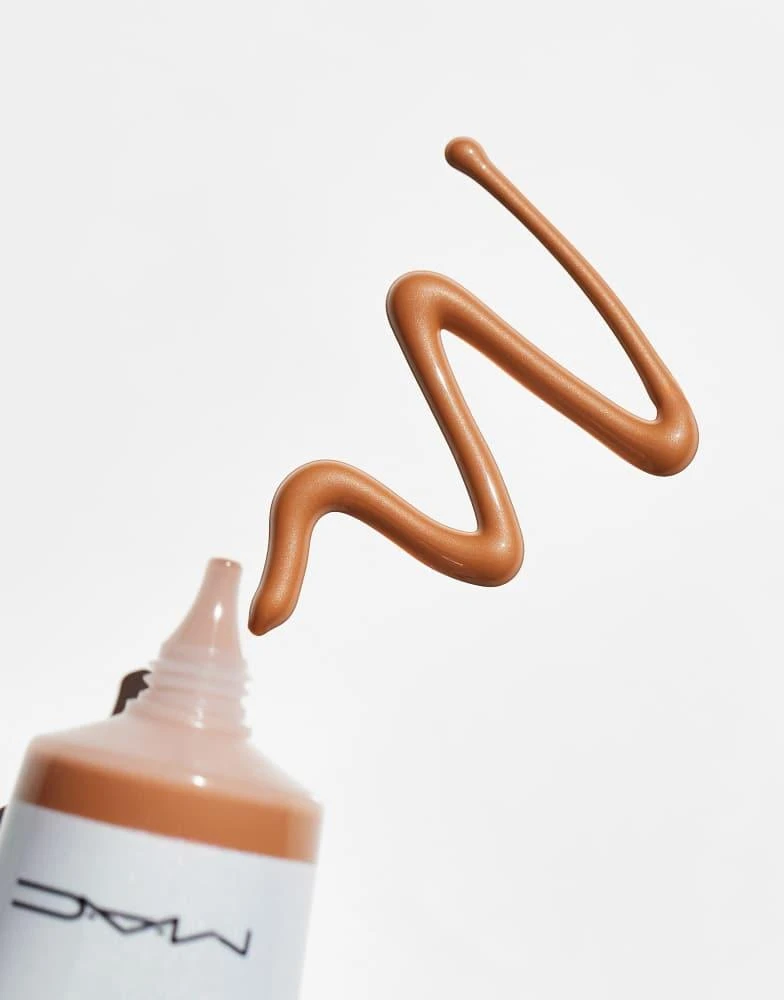 MAC MAC Strobe Dewy Skin Tinted Moisturiser 4