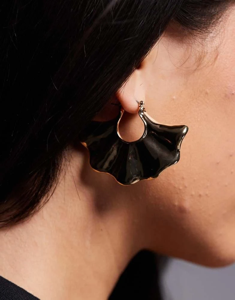 8 Other Reasons 8 Other Reasons fan wave hoop earrings in gold resin and 18k gold plated 4