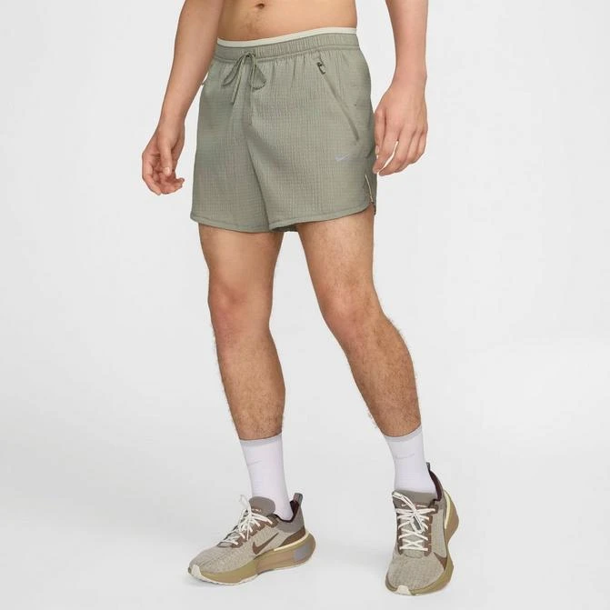 NIKE Men's Nike Stride Running Division Dri-FIT Seersucker 5" Brief-Lined Shorts 1