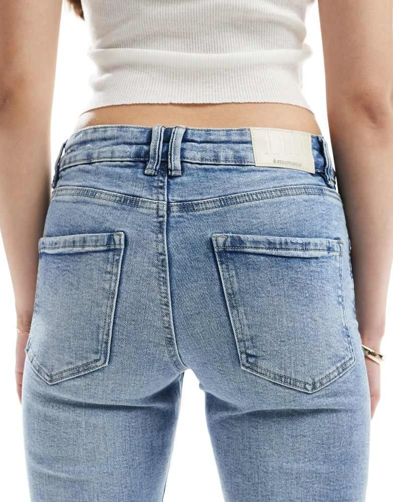 Stradivarius Stradivarius Tall D10 mom slim jean in medium wash 4