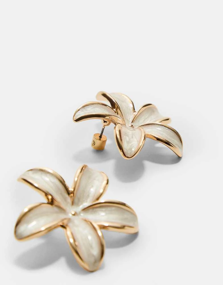 Stradivarius Stradivarius flower earrings in ecru 3