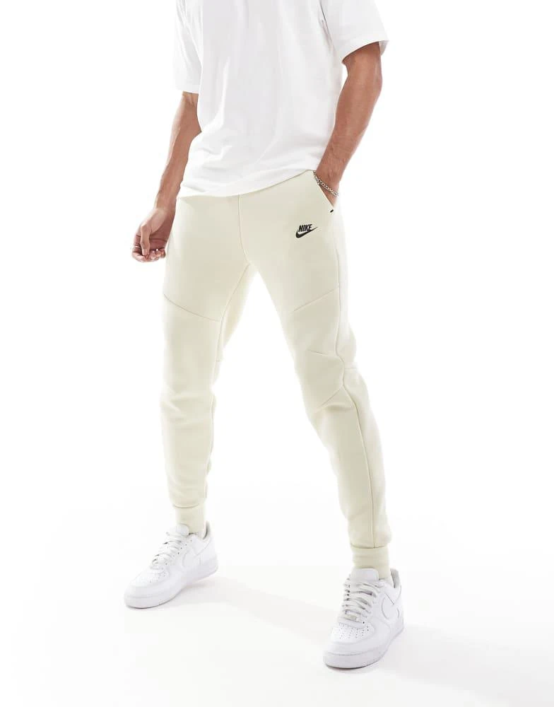 NIKE Nike Tech Fleece jogger in beige 3