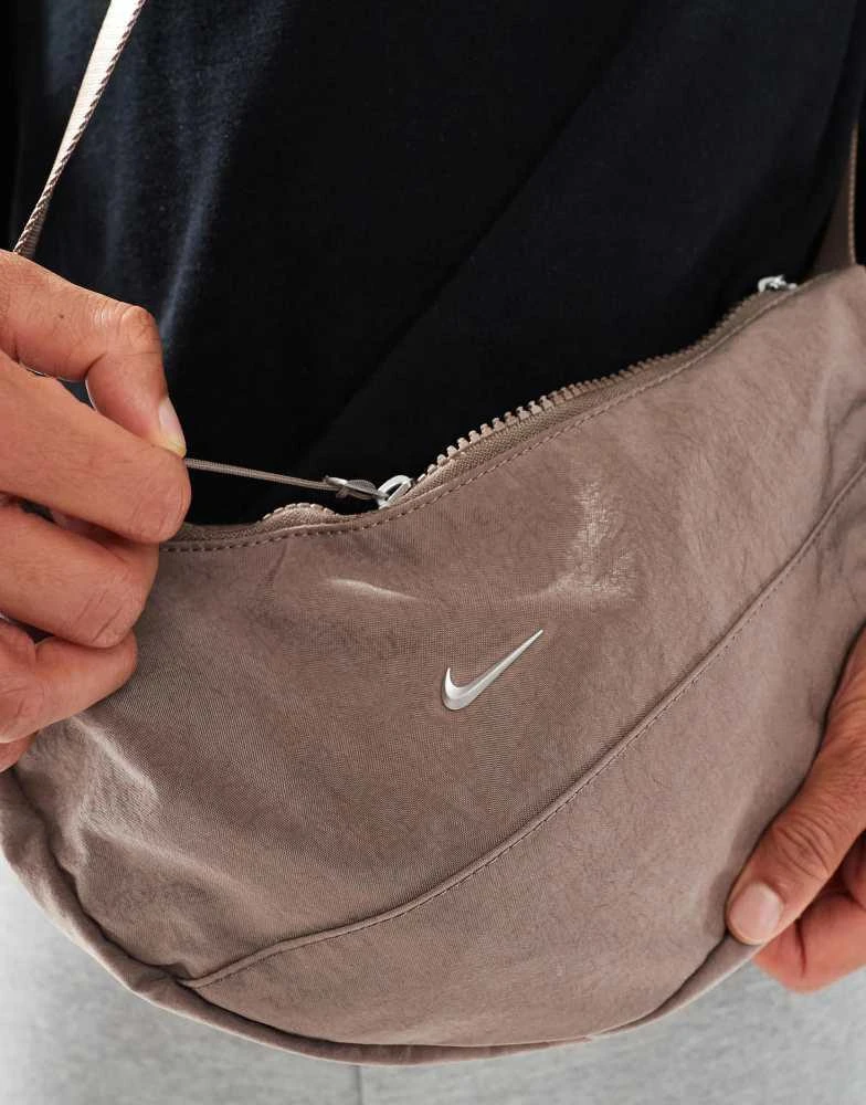 NIKE Nike Aura crossbody bag in brown 4