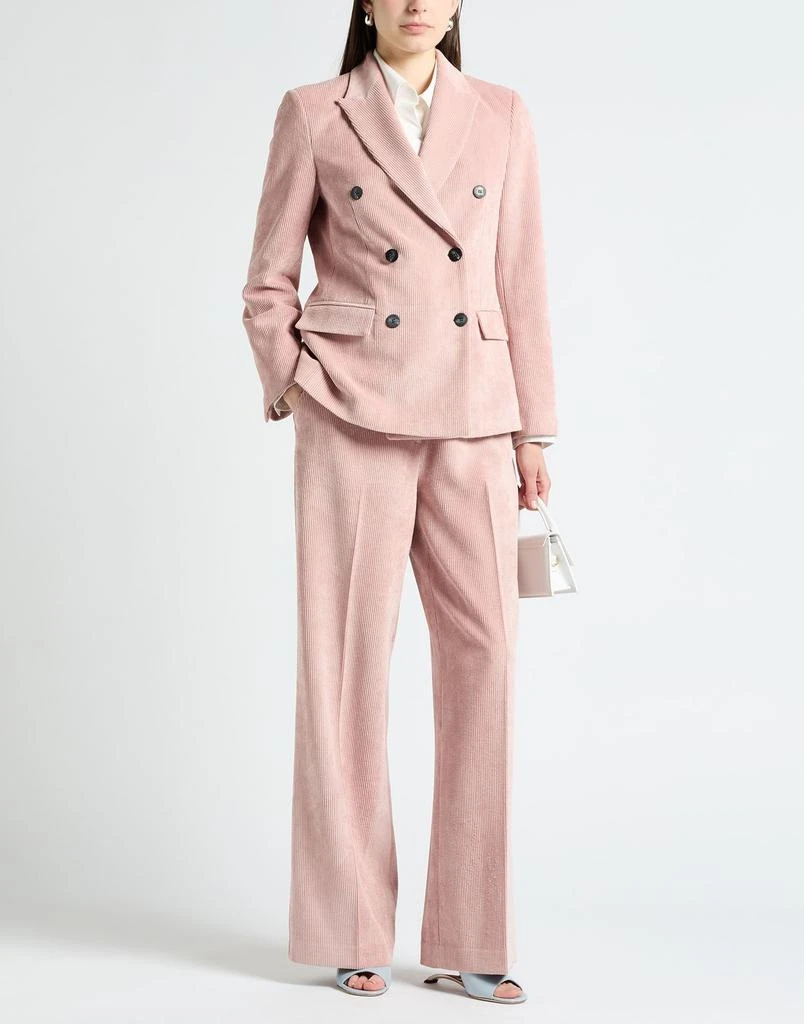 CARACTÈRE Suit 2