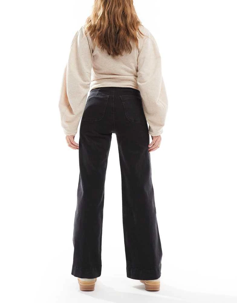 Stradivarius Stradivarius D77 button detail straight leg jean in black 3