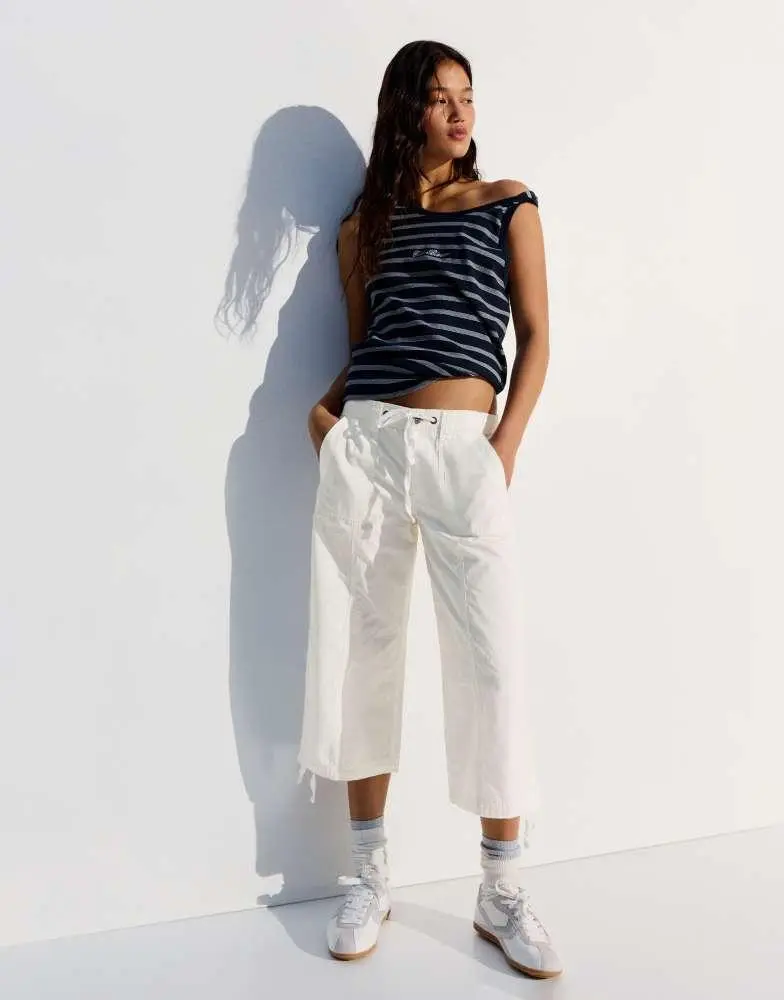 Bershka Bershka Capri trousers in white