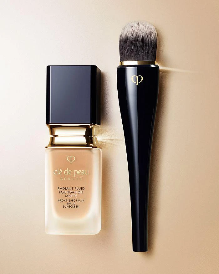 Cle de Peau Light Coverage Foundation Brush 2