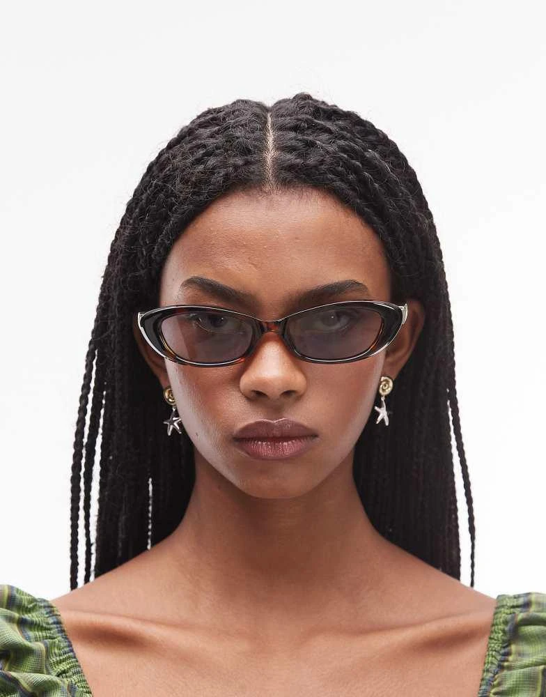 Shop Le Specs the whisperer oval sunglasses in tortoiseshell  display picture 2