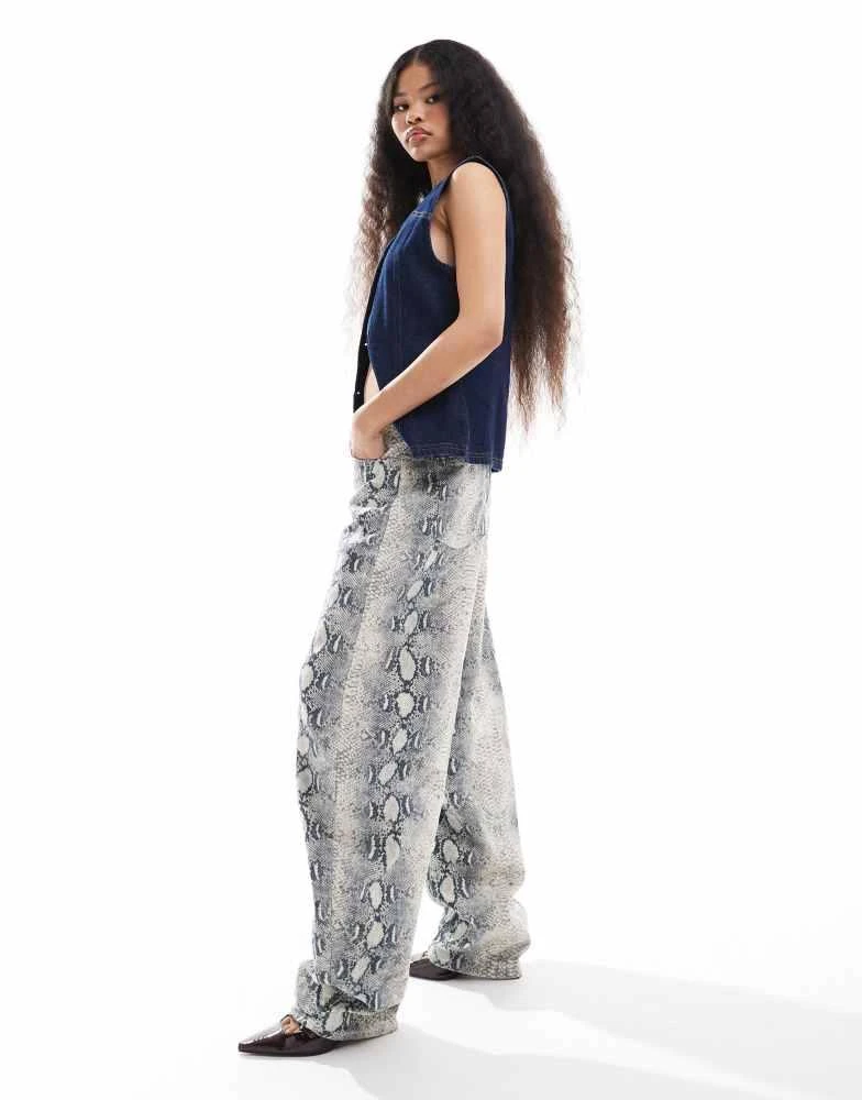 Bershka Bershka Petite balloon jeans in snakeskin print 3