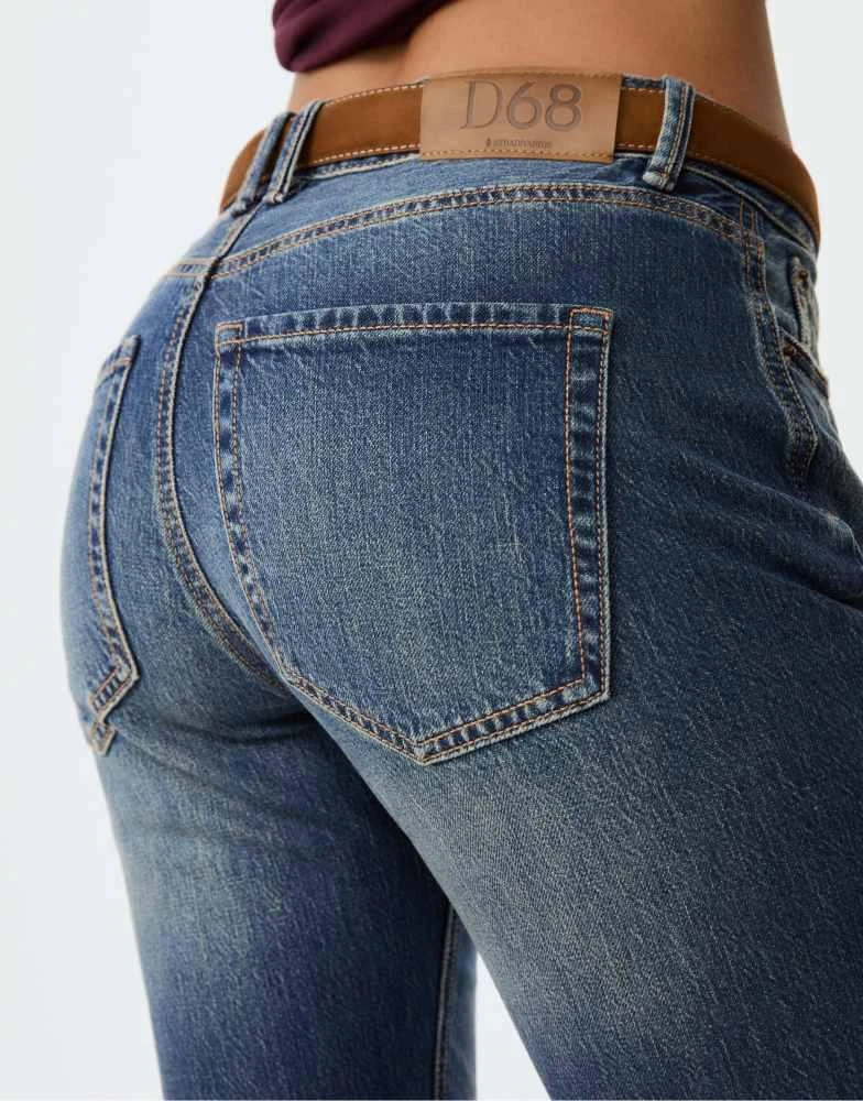 Stradivarius Stradivarius D68 boot-cut fit jeans with belt in medium denim wash 3