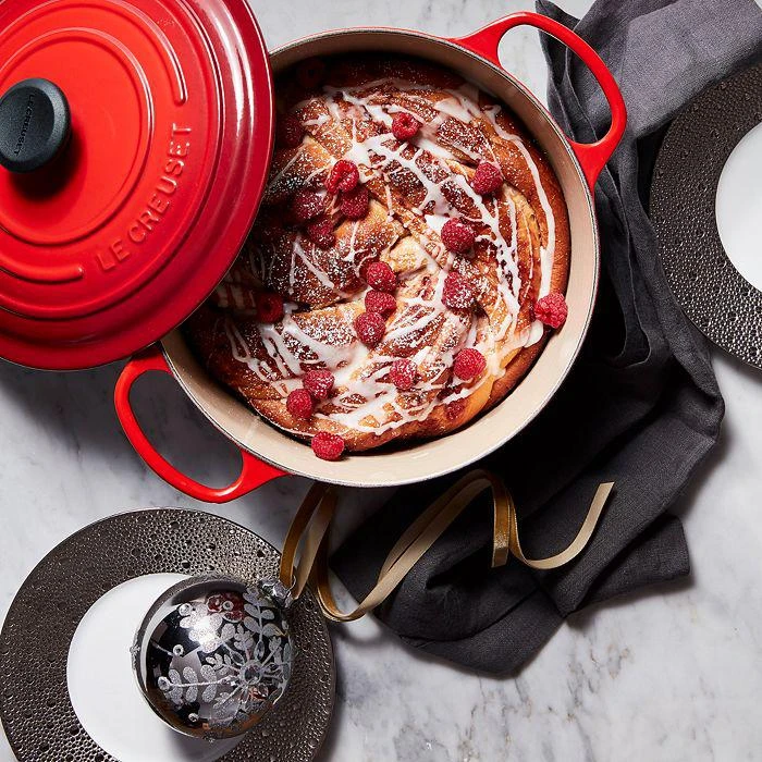 Le Creuset 5.5-Quart Signature Round Dutch Oven 9