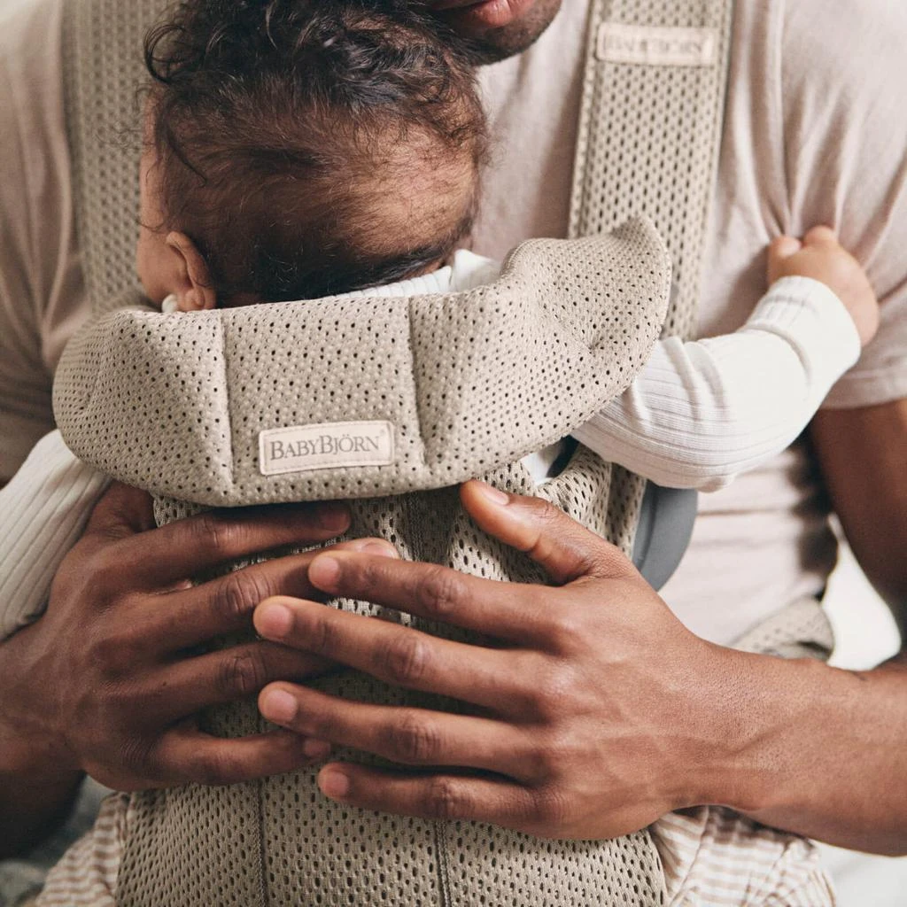 BabyBjörn BABYBJÖRN Mini 3D Mesh Baby Carrier - Gray Beige 6