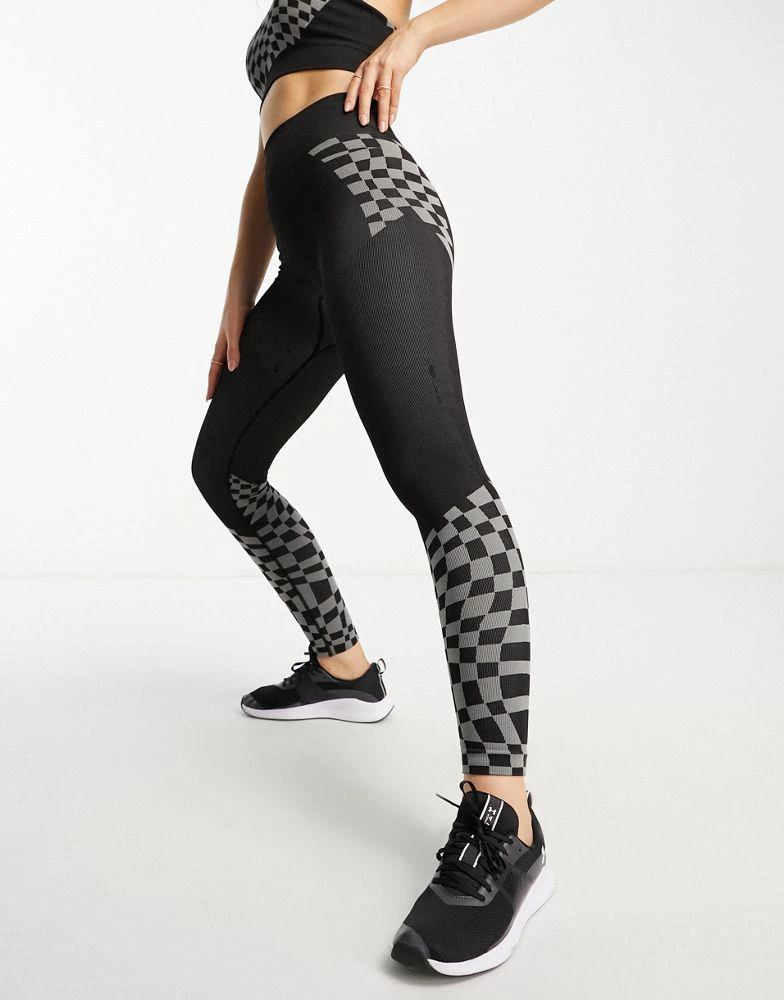 Urban Threads Urban Threads seamless leggings in checkerboard print 4