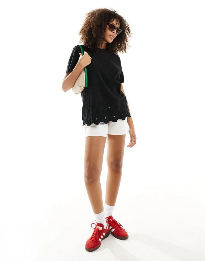 ASOS ASOS DESIGN embroidered hem t-shirt in black 3