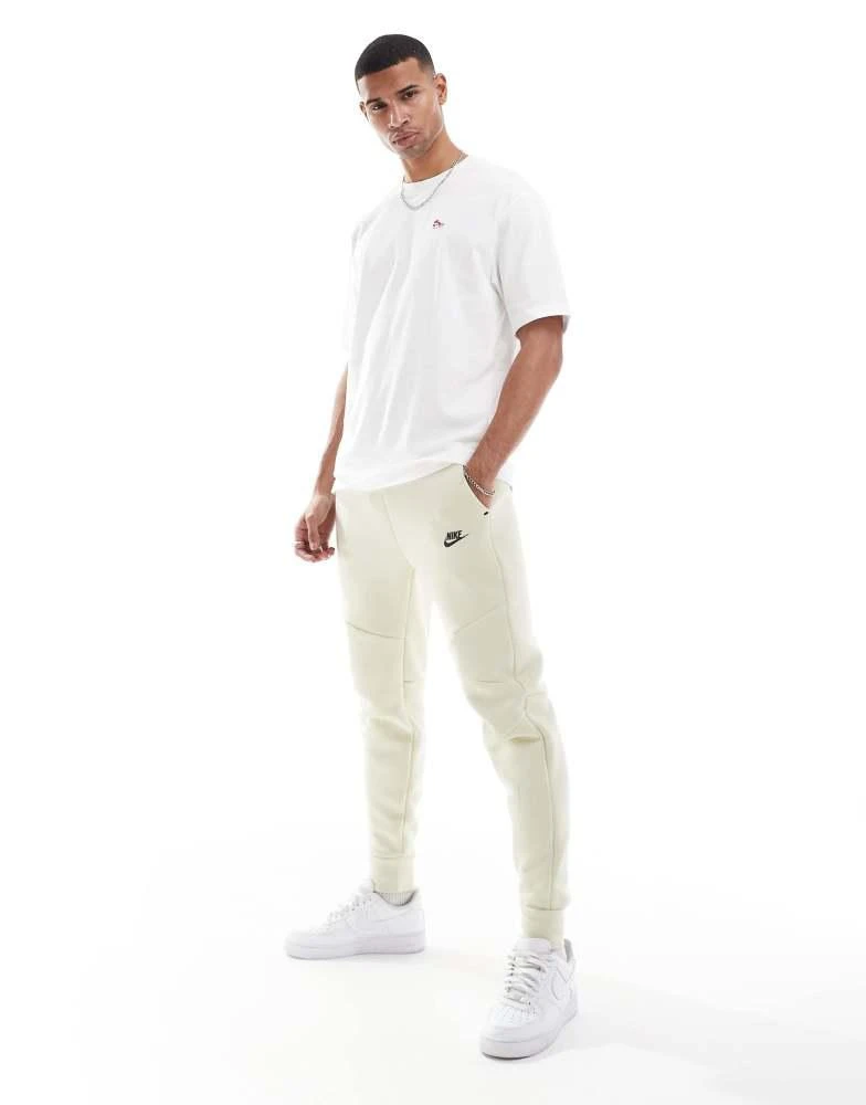 NIKE Nike Tech Fleece jogger in beige 1