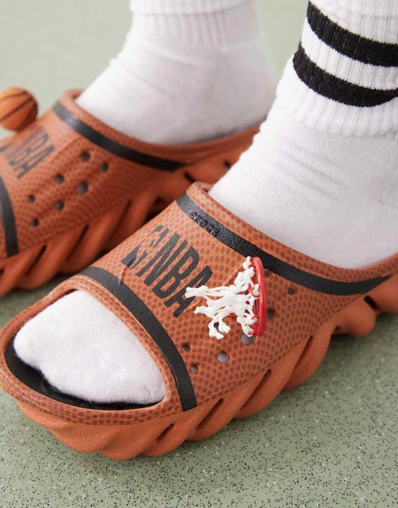 Crocs Crocs NBA Echo slides in sienna 2