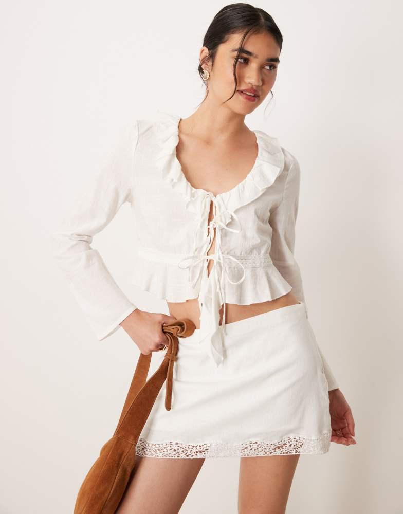Abercrombie & Fitch Abercrombie & Fitch mid rise lace trim mini skort in white