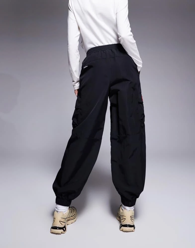 The North Face The North Face Seven Summits Himalayan cargo track pants in black 4
