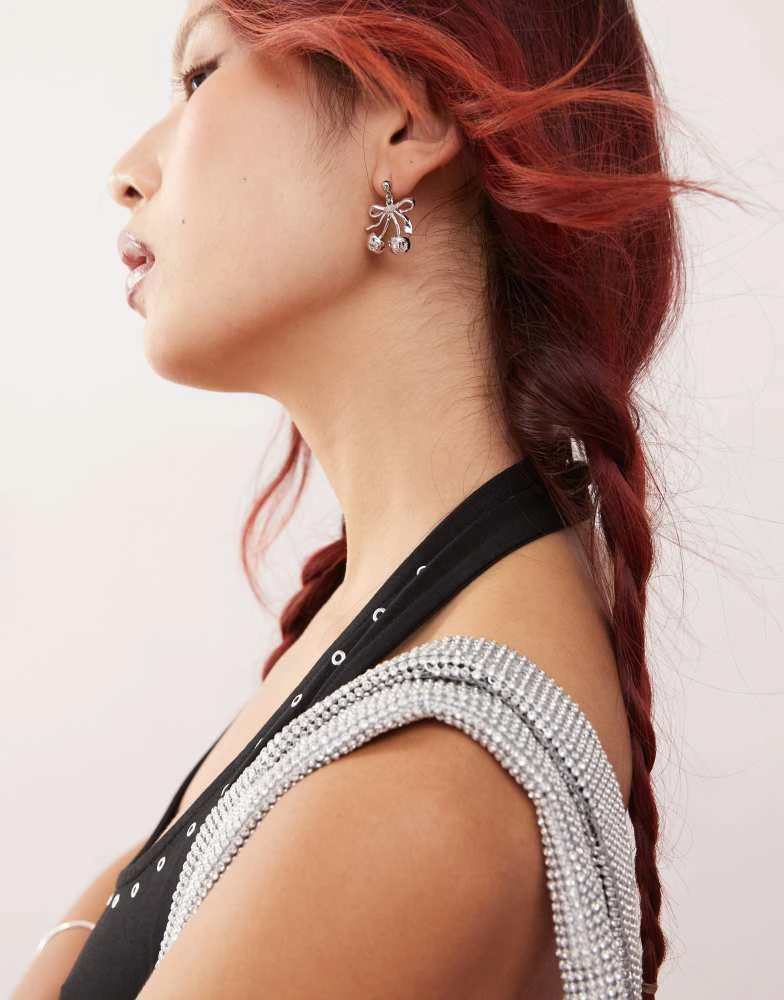 En Route En Route cherry ribbon earrings in palladium plated 3