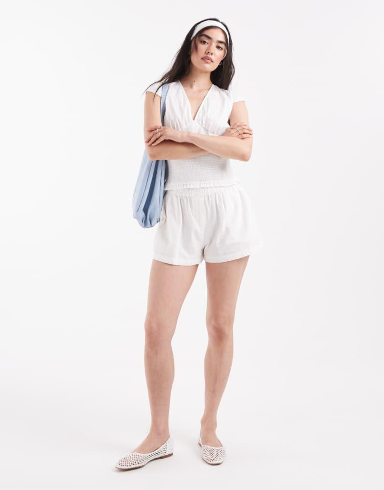 Daisy Street Daisy Street boho v neck short sleeve shirred top in white