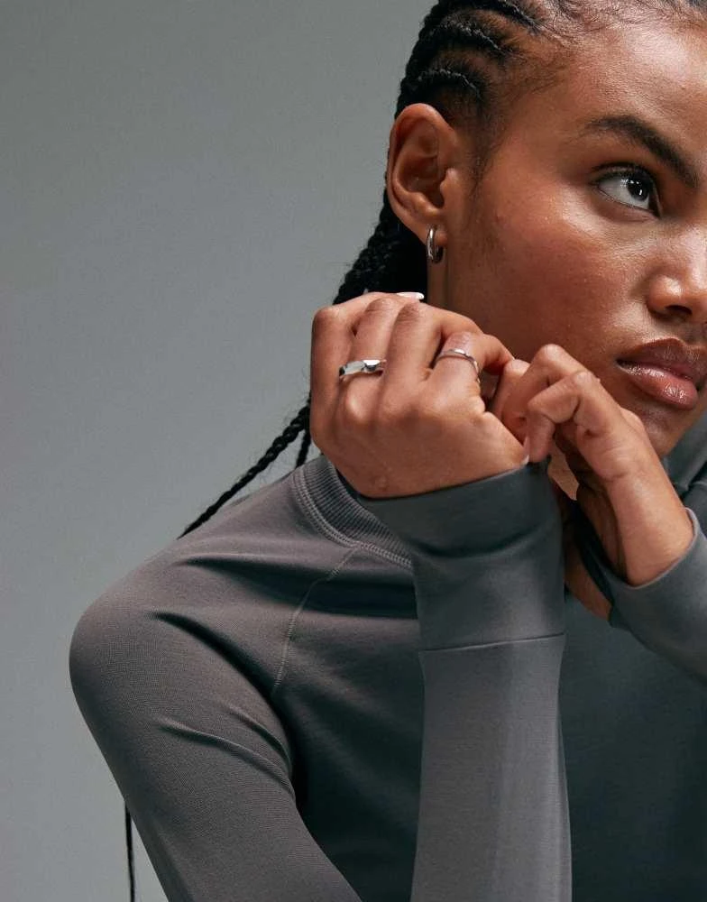 4505 4505 Premium lightweight ultrasoft seamless running long sleeve in turbulence grey 2